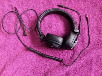 Headphones, charging cable and connecting cable if you don't want to use Bluetooth , Marshall Major V