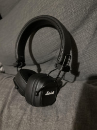 Headphones opened up , Marshall Major V