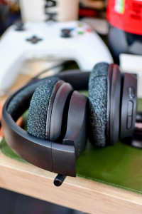It's a good looking headset and I like how you can collapse it for storing in your bag. It would have been nice if there was a carrying case to put it in, even like a cloth one. , Belkin Soundform Adapt