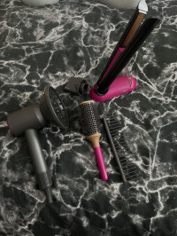 The full set that comes in the package , Dyson Toy Hairdryer and Straighteners Set