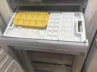 The ice tray (yellow ice cube tray was already mine! , Beko FFP4671W