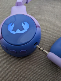 3.5mm to connect to another set of headphones (Buddy Beats) , Fresh 'n Rebel Code Junior
