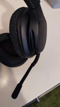 Adjustable mic- you can adjust the angle of the mic relative to the wearer- call quality is great and you can be well heard , Belkin Soundform Adapt