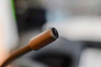 This is the microphone and it's also one of the great features of this headset - allowing you to flip it up in case you're not using it - it's basically a mute button as well! , Belkin Soundform Adapt