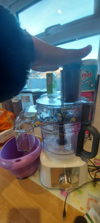 Machine in action , Kenwood FDP65.860WH MultiPro Express