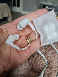 Earbuds and spare , Belkin SoundForm USB-C
