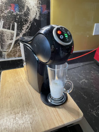 See how the green lights move lower as the pod is dispensed (from photo to photo) , De'Longhi Dolce Gusto Genio S Plus