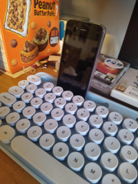 The keyboard also contains a phone stand , Styletech MK520