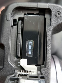 Battery and sd card slot , Canon EOS R50