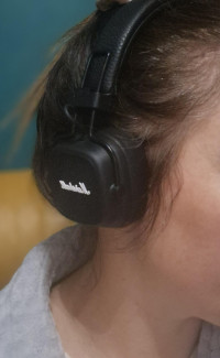 Sit nicely on the ears , Marshall Major V
