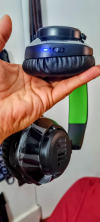 Blue when connecting , JBL Quantum 360X