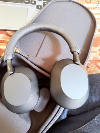 Premium Design , Sony WH-1000XM5