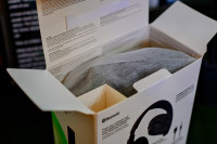 No carrying case here unfortunately , Belkin Soundform Adapt