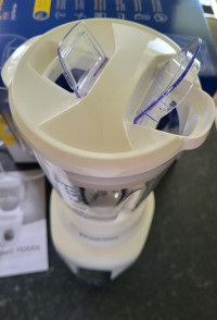 Top-up feature and pouring spout built into the lid , Russell Hobbs Go Create